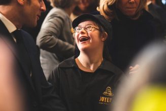 Chronique du “en même temps” : Macron inaugure le Café Joyeux mais refuse de retirer le projet de loi anti-éthique