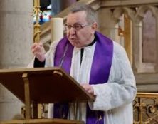 Un linceul sur l’Arc de Triomphe: un événement culturel obscène