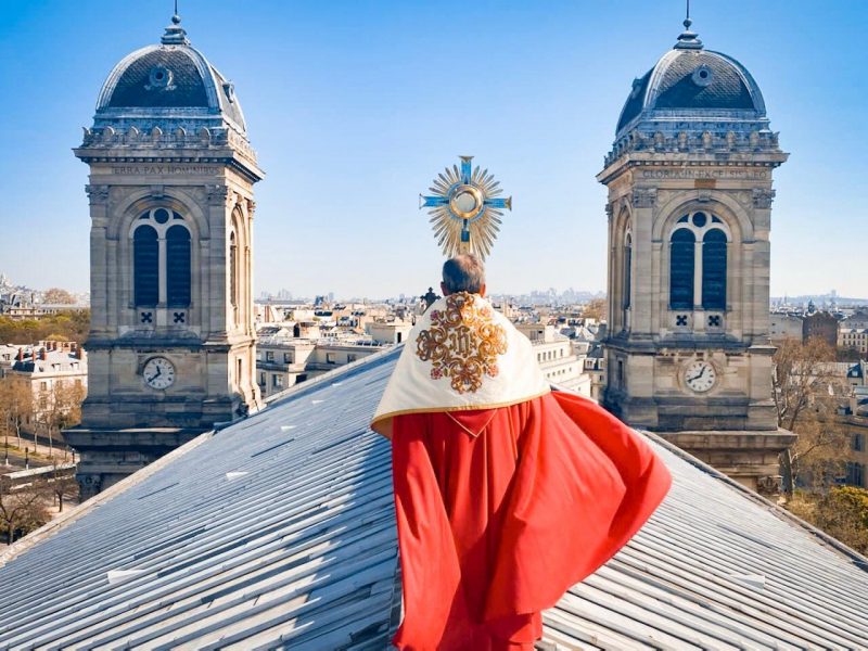 Paris : bénédiction depuis le toit de l’église Saint-François Xavier