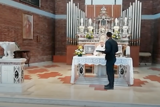 En Italie aussi, des policiers tentent d’interrompre une messe