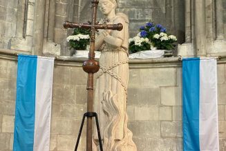 Procession à Rouen avec la croix présentée à sainte Jeanne d’Arc sur son bûcher