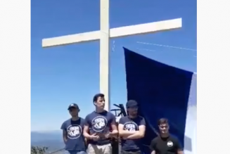 Après la destruction de la croix du pic Saint-Loup, des jeunes érigent une croix provisoire