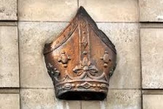 C’est l’évêque qui décide personnellement et en répond au seul Pasteur