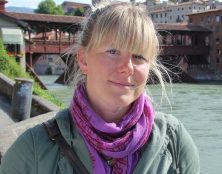 Le député italien Sara Cunial demande l’arrestation de Bill Gates pour “Crime contre l’Humanité”