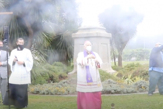 L’archevêque de San Francisco effectue un exorcisme là où la statue de St. Junípero Serra est tombée, demandant la miséricorde de Dieu