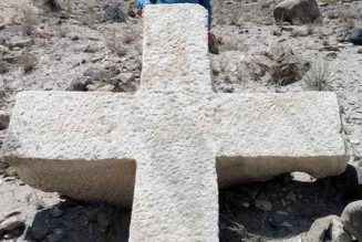 Une croix chrétienne de près de trois tonnes découverte dans les montagnes de l’Himalaya