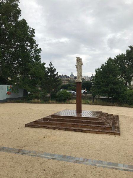 La réplique de la statue de Notre Dame de Paris a été installée sur le parvis