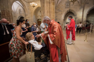 Messe pour les victimes du covid à la cathédrale de Bilbao en présence des autorités : l’évêque donne la communion sur la langue