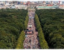 Discours de Kennedy le 29 août 2020 à Berlin : « La seule chose dont vous avez besoin pour transformer les gens en esclaves, c’est la peur. »