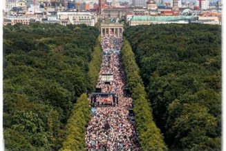 Discours de Kennedy le 29 août 2020 à Berlin : « La seule chose dont vous avez besoin pour transformer les gens en esclaves, c’est la peur. »