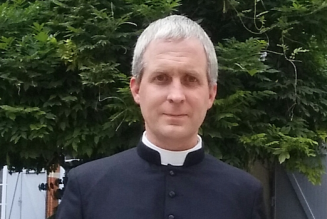 Sainte Jeanne d’Arc est un modèle d’obéissance à la volonté divine, qui est supérieure et prime sur toute autorité humaine, fût-elle ecclésiastique