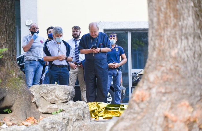 Côme (Italie) : un prêtre poignardé à mort par un immigré auquel il venait en aide