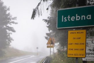 Des militants LGBT posent des panneaux “Zone sans LGBT” devant des villes polonaises