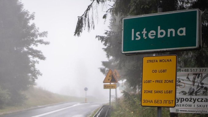 Des militants LGBT posent des panneaux “Zone sans LGBT” devant des villes polonaises