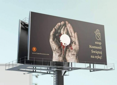 Du point de vue médical, donner la Sainte Communion directement dans la bouche et à genoux est plus sûr que dans la main