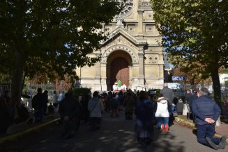 Encore une messe devant des portes fermées à Saint-Germain-en-Laye