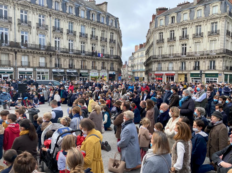 Manifestation catholique devant la cathédrale de Nantes, ce dimanche le 8 novembre 2020, pour demander la messe (Vidéo - 30 sec)  Capture-decran-2020-11-08-a-113601
