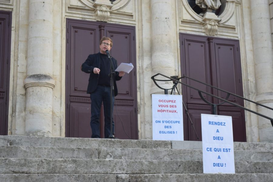 Manifestation à Orange pour la messe