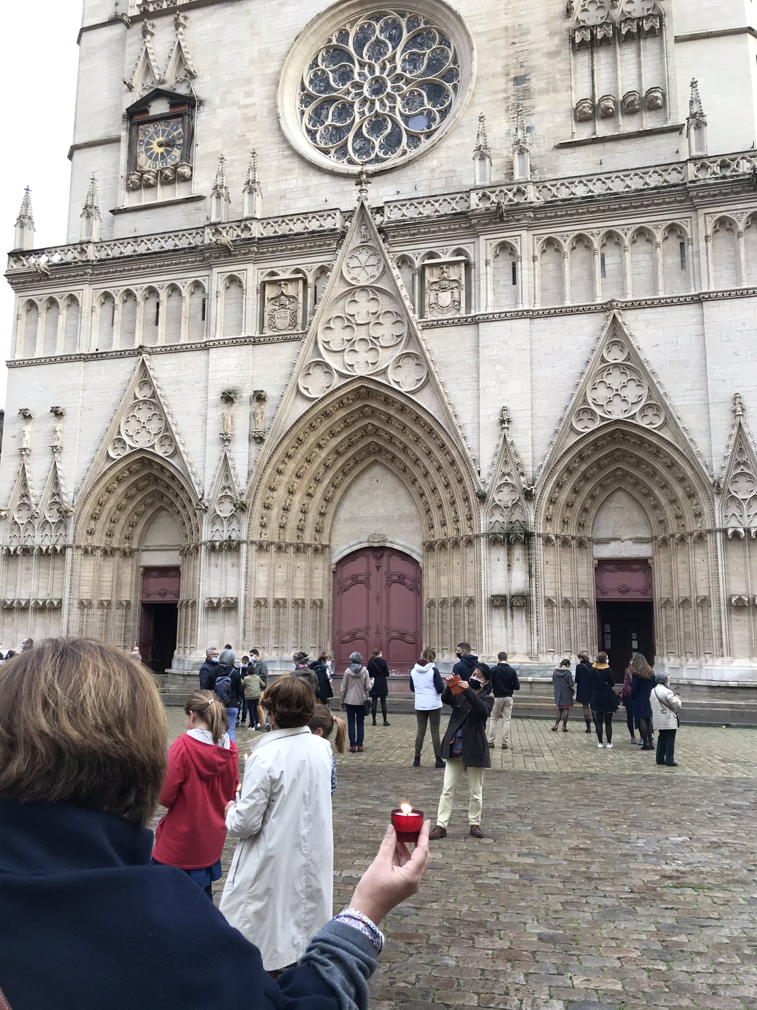  A Lyon, des catholiques se rassemblent devant la cathédrale, ce 8 novembre 2020, pour demander la messe (Photos) Emtubbrxcaae1vs