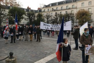 Tours : 400 personnes chantent, prient, récitent le chapelet pour le retour des messes