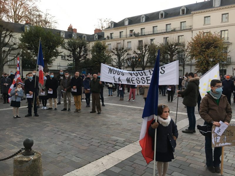 Tours : 400 personnes chantent, prient, récitent le chapelet pour le retour des messes
