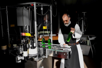 Coup de main aux frères cisterciens de l’abbaye de Lérins : objectif 1000 bouteilles de liqueur