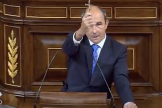 Un député espagnol brandit le crucifix de son grand-oncle, massacré par les communistes