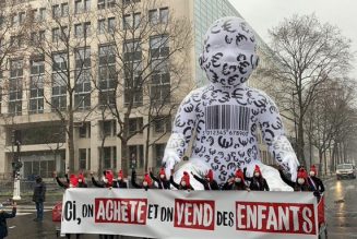 Action LMPT : Un bébé géant de 10 mètres de haut se dresse devant le Ministère de la Santé