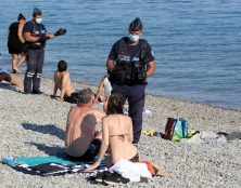Masques sur les plages mais frontières ouvertes avec le Brésil [Add.]
