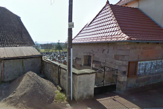 Le mur d’un cimetière détruit par des voyous