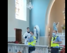 Messes interdites en Irlande : la police expulse des fidèles d’une église