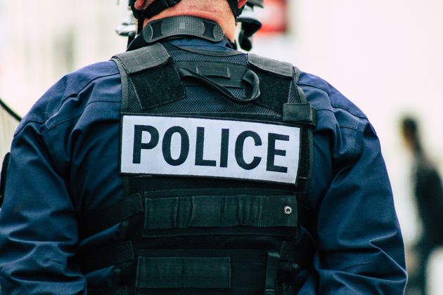 Un policier entre la vie et la mort après avoir été agressé par des musulmans qui fêtaient l’Aïd