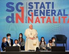 Pape François : “une société qui n’accueille pas la vie cesse de vivre”. “Nous avons besoin d’une politique qui encourage la naissance”