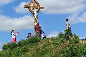 Nouvelle pose d’un calvaire en Bretagne