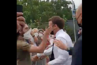 Emmanuel Macron ne respecte pas les gestes barrières et s’en prend une