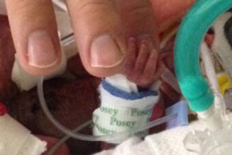 Une mère sent son bébé donner des coups de pied au moment où le médecin suggère l’avortement