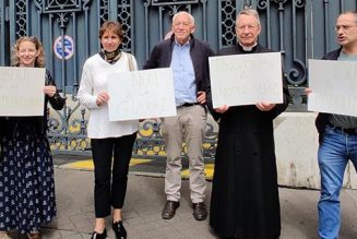 Manifestations devant la nonciature pour la messe traditionnelle