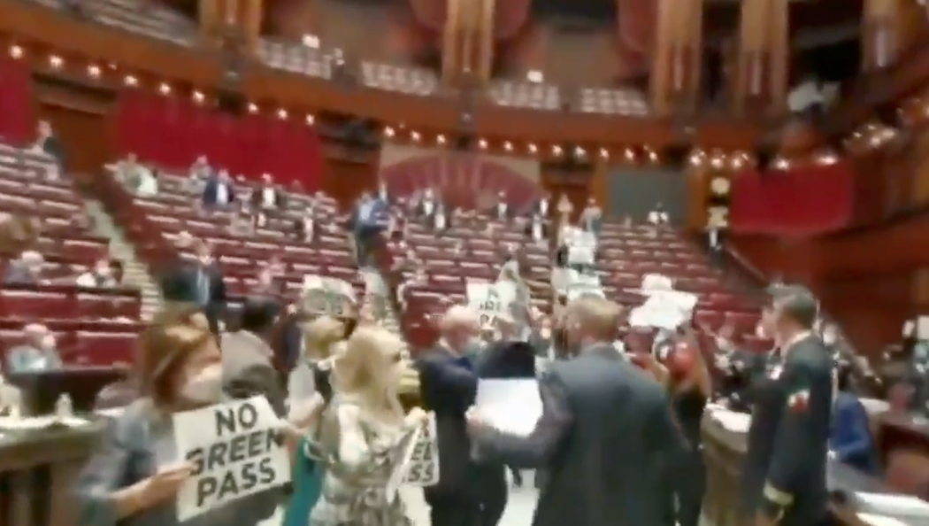Des députés italiens ont manifesté contre le passe sanitaire à l’intérieur du Parlement