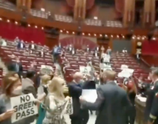 Des députés italiens ont manifesté contre le passe sanitaire à l’intérieur du Parlement