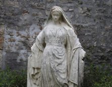 Une statue de la Vierge décapitée à Bayeux