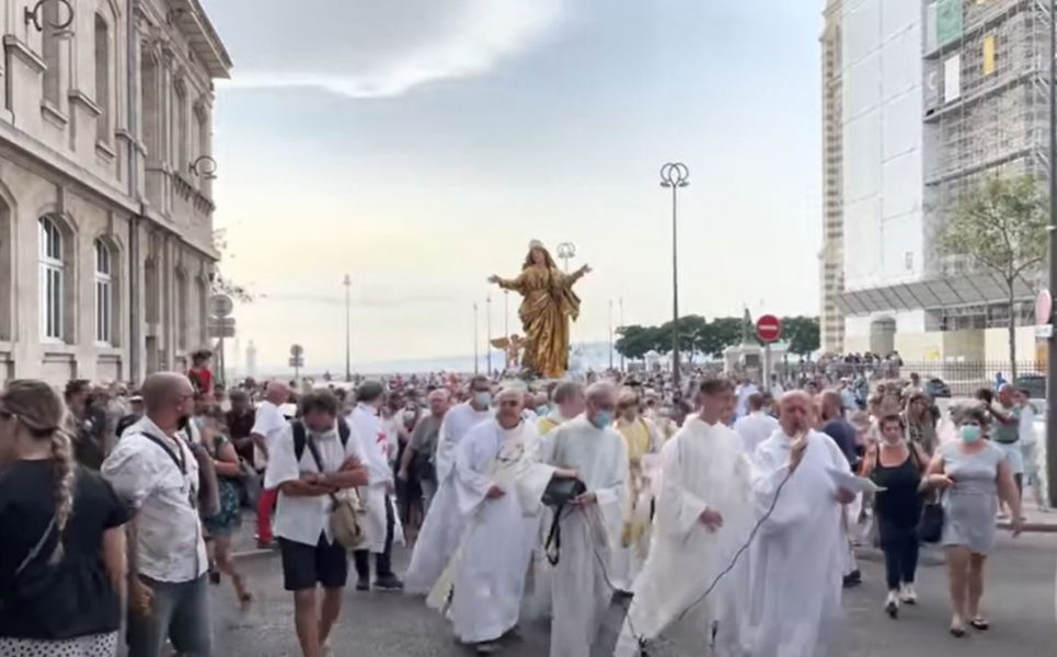 Assomption : les Marseillais à la rencontre de la Vierge Marie dans les rues du Panier