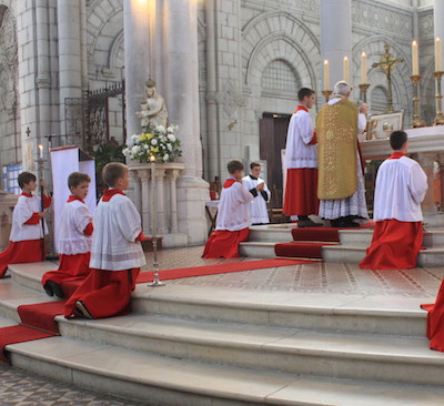 L’hostilité envers la messe traditionnelle se retrouve surtout dans la vieille génération d’évêques et de certains membres du haut clergé
