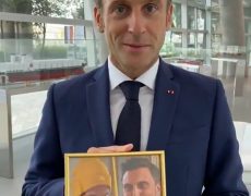 Rendre hommage au professeur Samuel Paty tout en exposant la photo de deux guignols