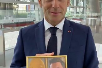 Rendre hommage au professeur Samuel Paty tout en exposant la photo de deux guignols