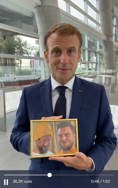 Rendre hommage au professeur Samuel Paty tout en exposant la photo de deux guignols