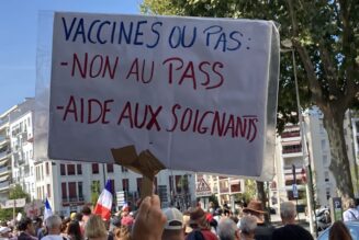 Des soignants protestent contre l’entrée en vigueur de la vaccination obligatoire