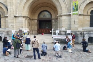 Chapelet récité sur le parvis de l’église Notre-Dame du Travail à Paris 14e