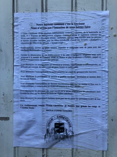 “Brûle l’usine à fachos” sur la cathédrale de Poitiers