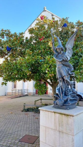 Sables d’Olonne : les laïcistes en guerre contre une statue de saint Michel archange