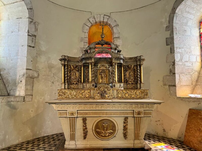 L’autel de l’église paroissiale de Fontgombault est en restauration